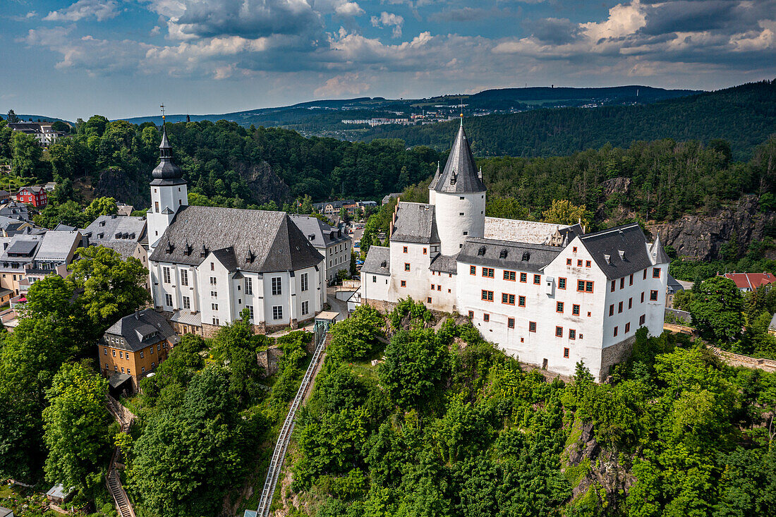 Luftaufnahme von St. Georgen Kirche und Schloss, Stadt Schwarzenberg, Erzgebirge, UNESCO-Weltkulturerbe, Sachsen, Deutschland, Europa