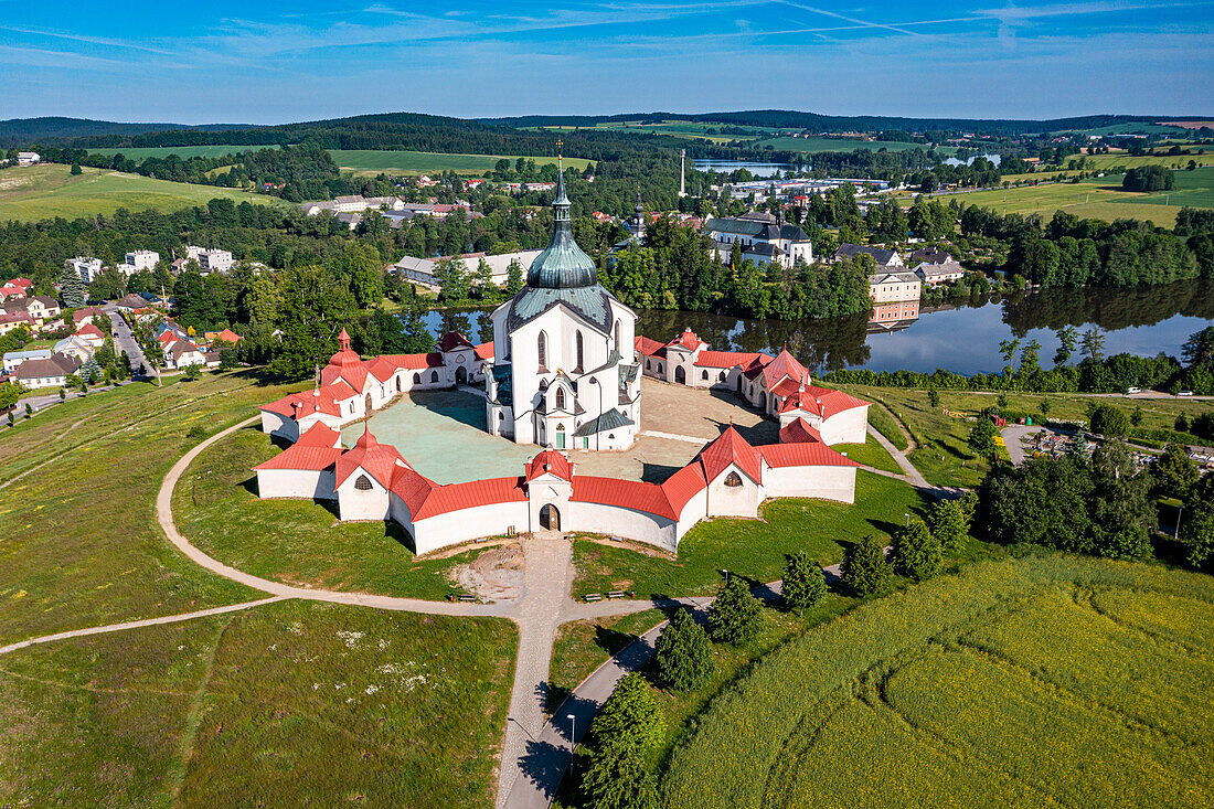 Luftaufnahme der Wallfahrtskirche des Heiligen Johannes von Nepomuk, UNESCO-Weltkulturerbe, Zelena Hora, Tschechische Republik, Europa
