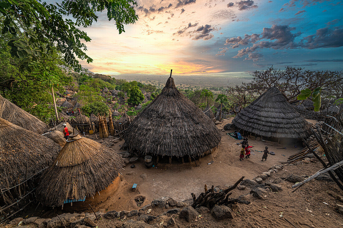 Stammdorf der Otuho (Lotuko) in den Imatong-Bergen, Ostäquatoria, Südsudan, Afrika