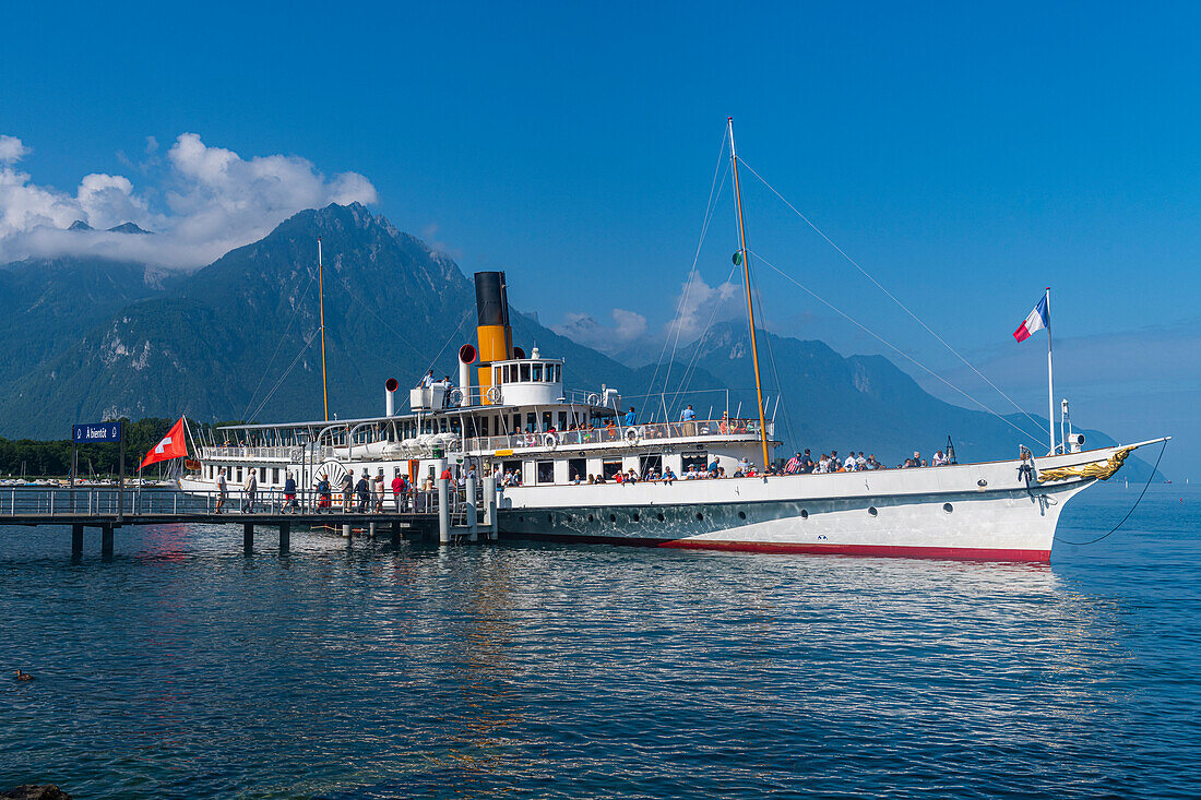 Fähre in Villeneuve am Genfersee, Waadt, Schweiz, Europa