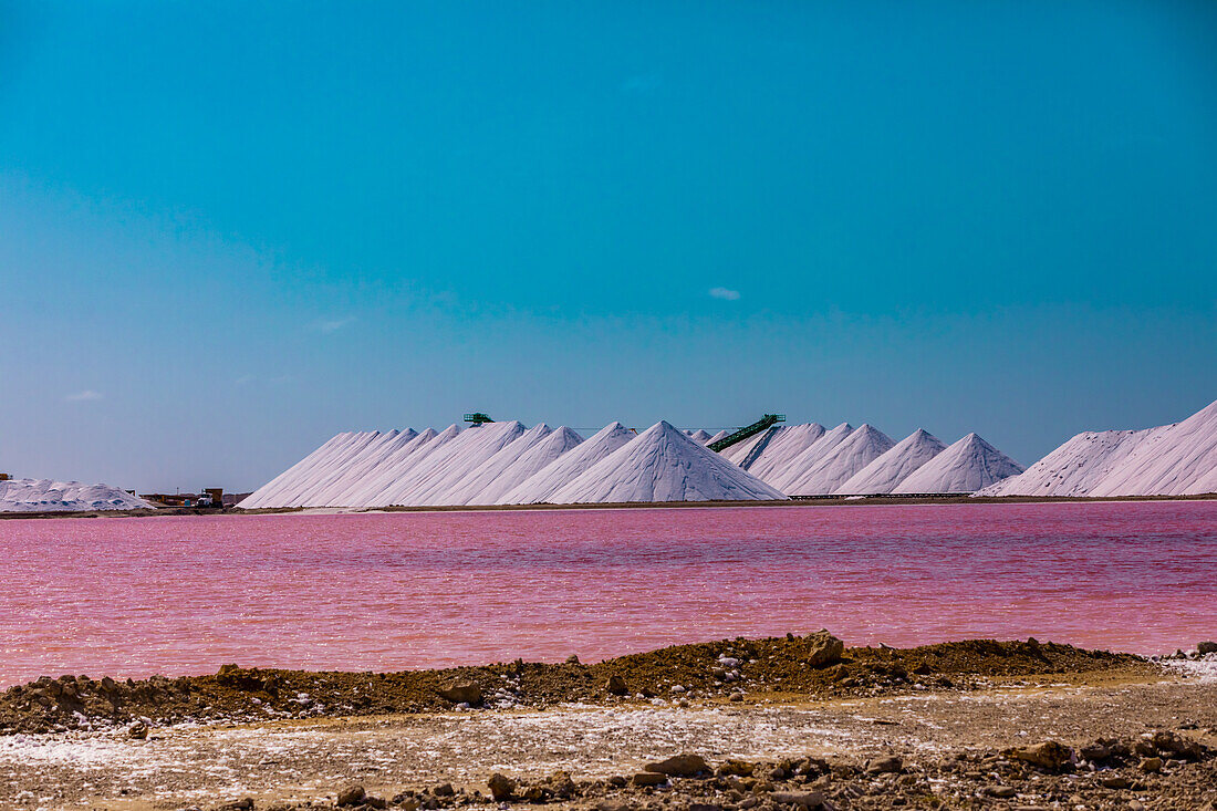 Blick auf das rosafarbene Meer mit Blick auf die Salzpyramiden von Bonaire aus der Ferne, Bonaire, Niederländische Antillen, Karibik, Mittelamerika