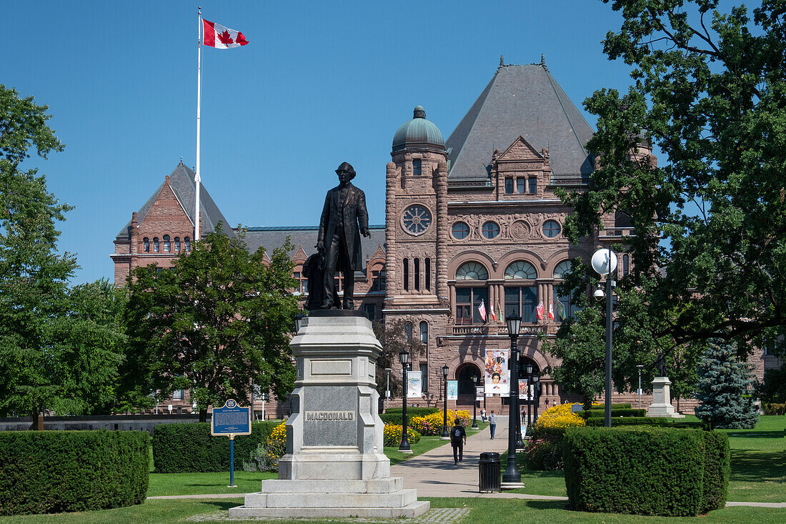 Macdonald Statue außerhalb der Legislative Assembly of Ontario Building im Sommer, Queens Park, Toronto, Ontario, Kanada, Nordamerika