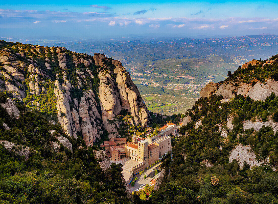 Abtei Santa Maria de Montserrat, Erhöhte Ansicht, Montserrat-Gebirge in der Nähe von Barcelona, Katalonien, Spanien, Europa