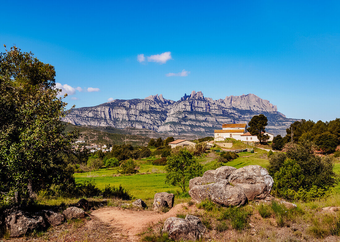 Blick auf den Montserrat, eine Bergkette mit mehreren Gipfeln in der Nähe von Barcelona, Katalonien, Spanien, Europa