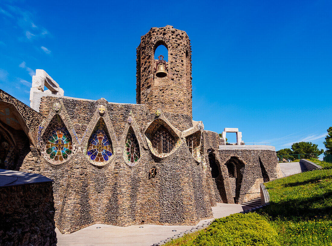 Unvollendete Antoni-Gaudi-Kirche, UNESCO-Weltkulturerbe, Colonia Güell, Katalonien, Spanien, Europa