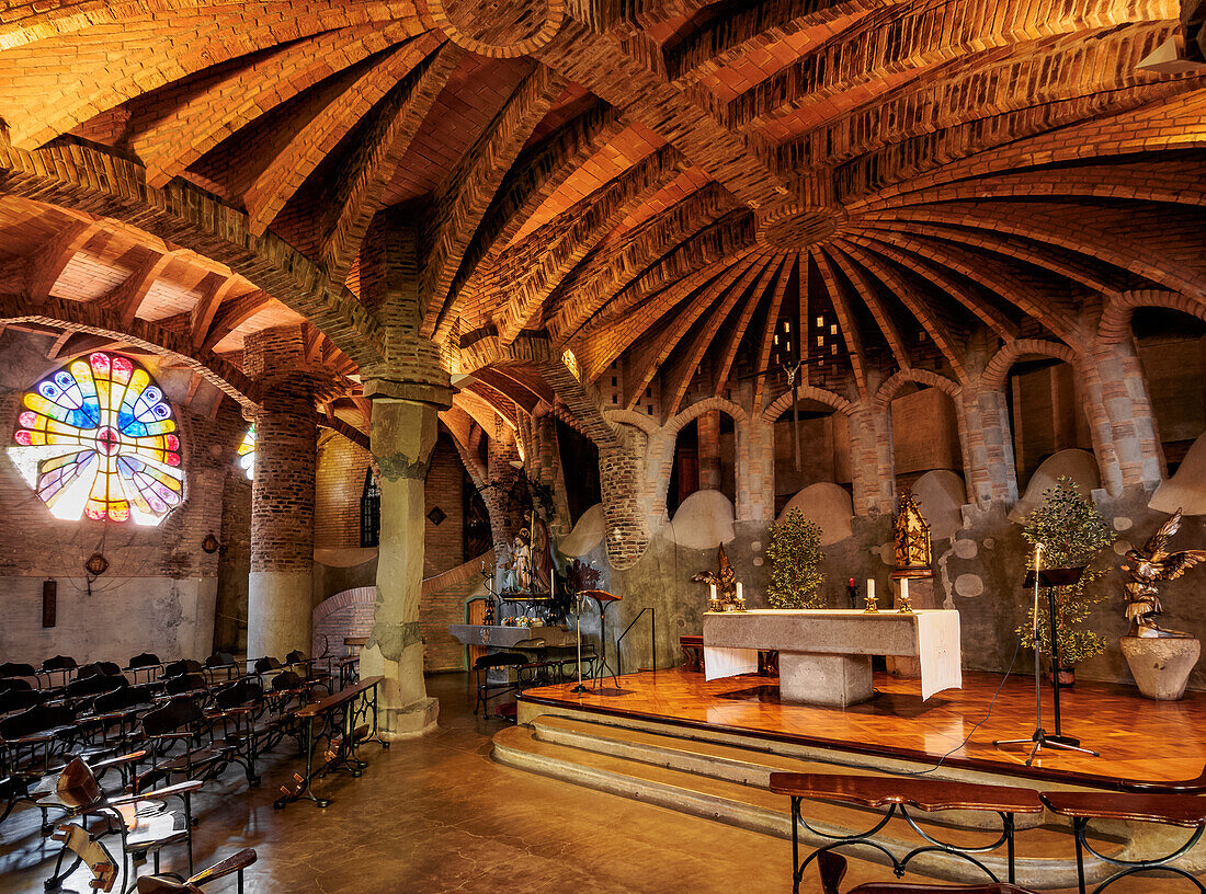 Unvollendete Antoni-Gaudi-Kirche, Innenraum, UNESCO-Weltkulturerbe, Colonia Güell, Katalonien, Spanien, Europa