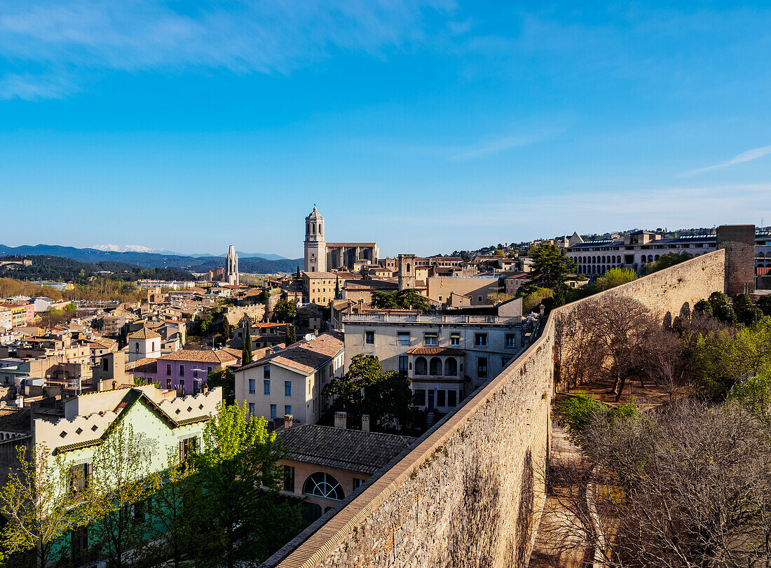 Skyline der Altstadt einschließlich der Kathedrale von der Stadtmauer aus gesehen, Girona (Gerona), Katalonien, Spanien, Europa