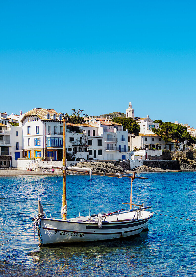 Traditionelles Fischerboot an der Küste von Cadaques, Halbinsel Cap de Creus, Katalonien, Spanien, Europa