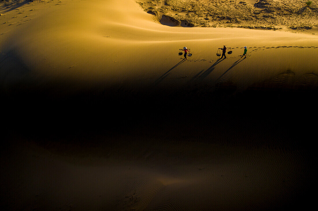 People walking home across Nam Cuong sand dunes, Ninh Thuan, Vietnam, Indochina, Southeast Asia, Asia