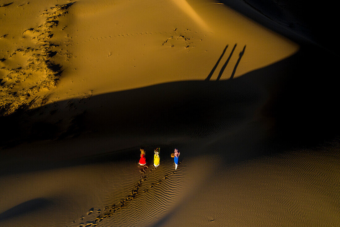 Menschen zu Fuß nach Hause über Nam Cuong Sanddünen, Ninh Thuan, Vietnam, Indochina, Südostasien, Asien