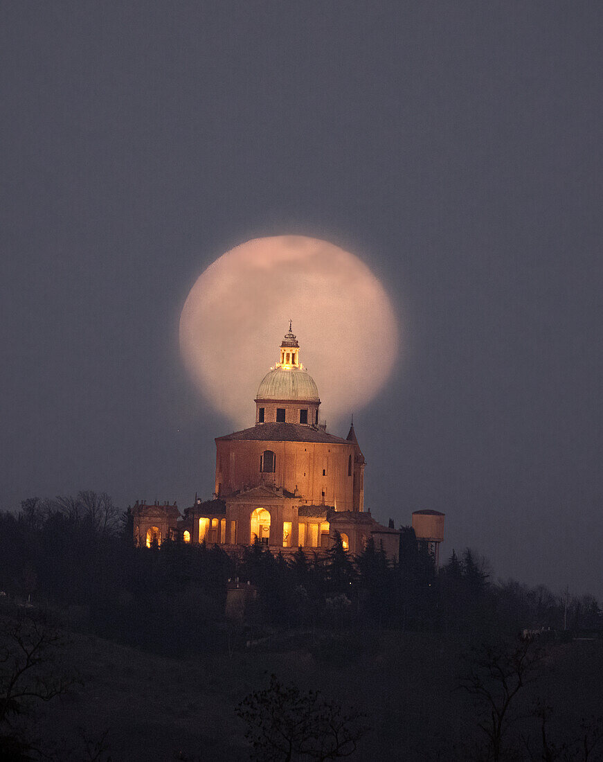 Mondaufgang hinter der Basilika San Luca, Bologna, Emilia Romagna, Italien, Europa