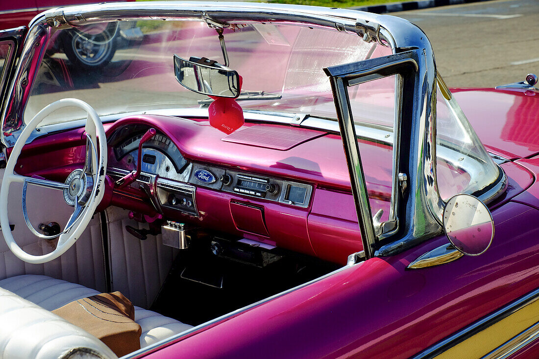 Nahaufnahme des Fahrersitzes des klassischen Cabrio-Oldtimers, Havanna, Kuba, Westindien, Mittelamerika