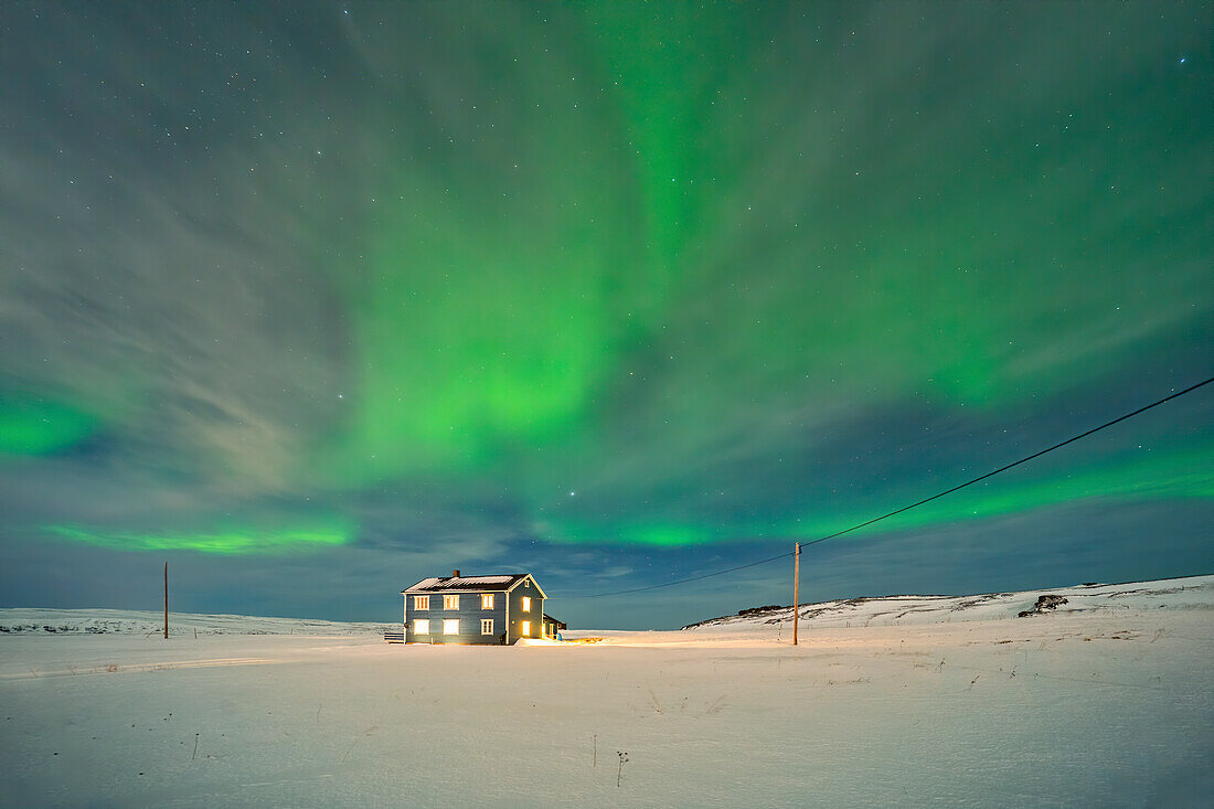 Blaues Haus und Aurora Borealis (Nordlicht), Kongsfjord, Veidnes, Finnmark, Norwegen, Skandinavien, Europa
