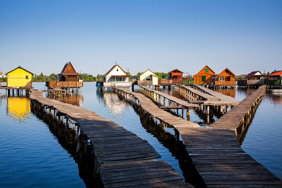 Schwimmendes Dorf Bokod, Oroszlany, Ungarn, Europa