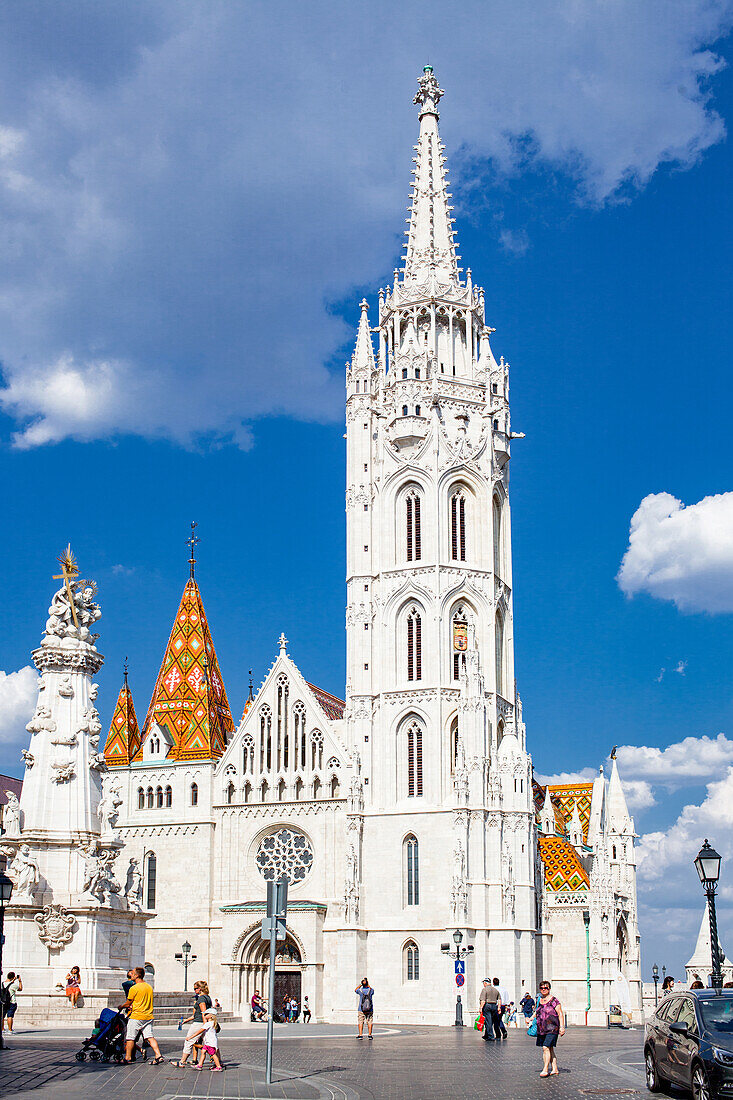 Die Kirche Mariä Himmelfahrt der Budaer Burg (Matthias-Kirche) befindet sich auf dem Platz der Heiligen Dreifaltigkeit, Budapest, Ungarn, Europa