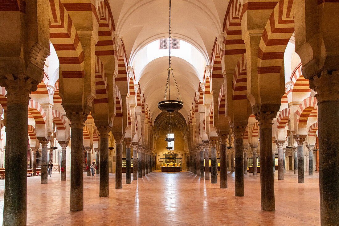 Innenraum der Mezquita de Cordoba (die Moschee-Kathedrale von Cordoba), UNESCO-Weltkulturerbe, Cordoba, Andalusien, Spanien, Europa