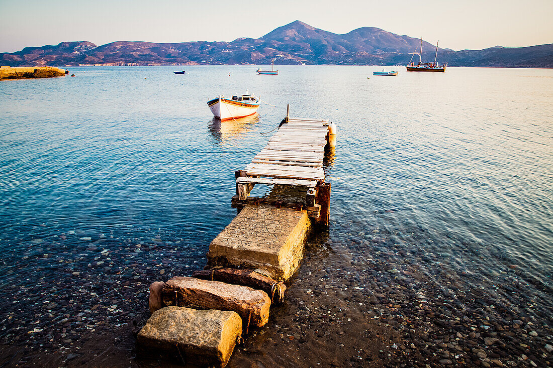 Pier und Fischerboot, Milos, Kykladen, griechische Inseln, Griechenland, Europa