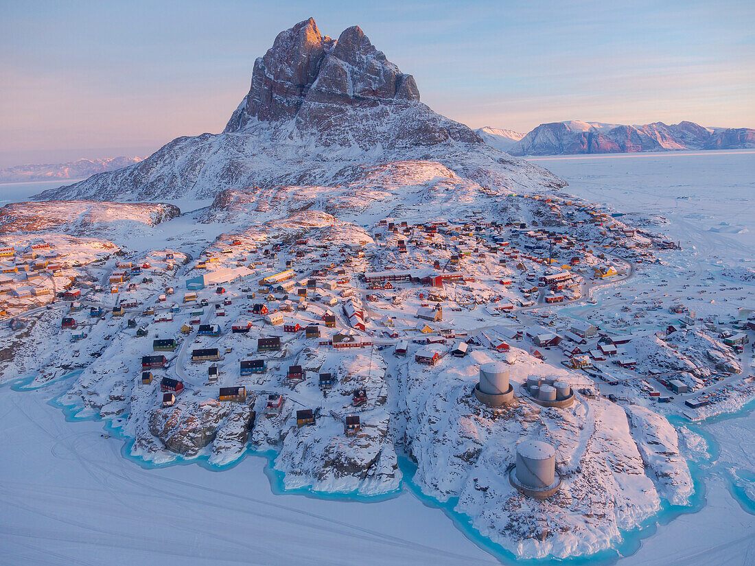 Stadt Uummannaq im Winter im nördlichen Westgrönland jenseits des Polarkreises. Grönland, dänisches Gebiet