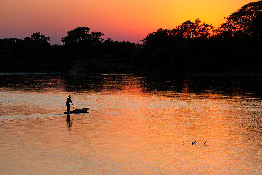 Brasilien, Mato Grosso, Pantanal, Rio Cuiaba. Fischer im kleinen Boot im Morgengrauen.