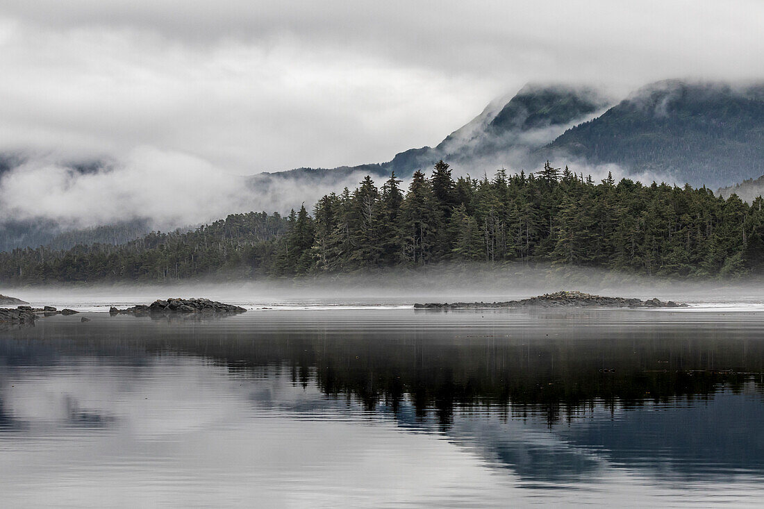USA, Alaska, Tongass National Forest. Reflexionen in Mirror Harbor