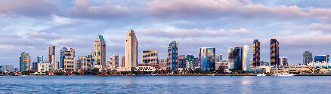 USA, Kalifornien, San Diego, Panoramablick auf die Skyline der Stadt