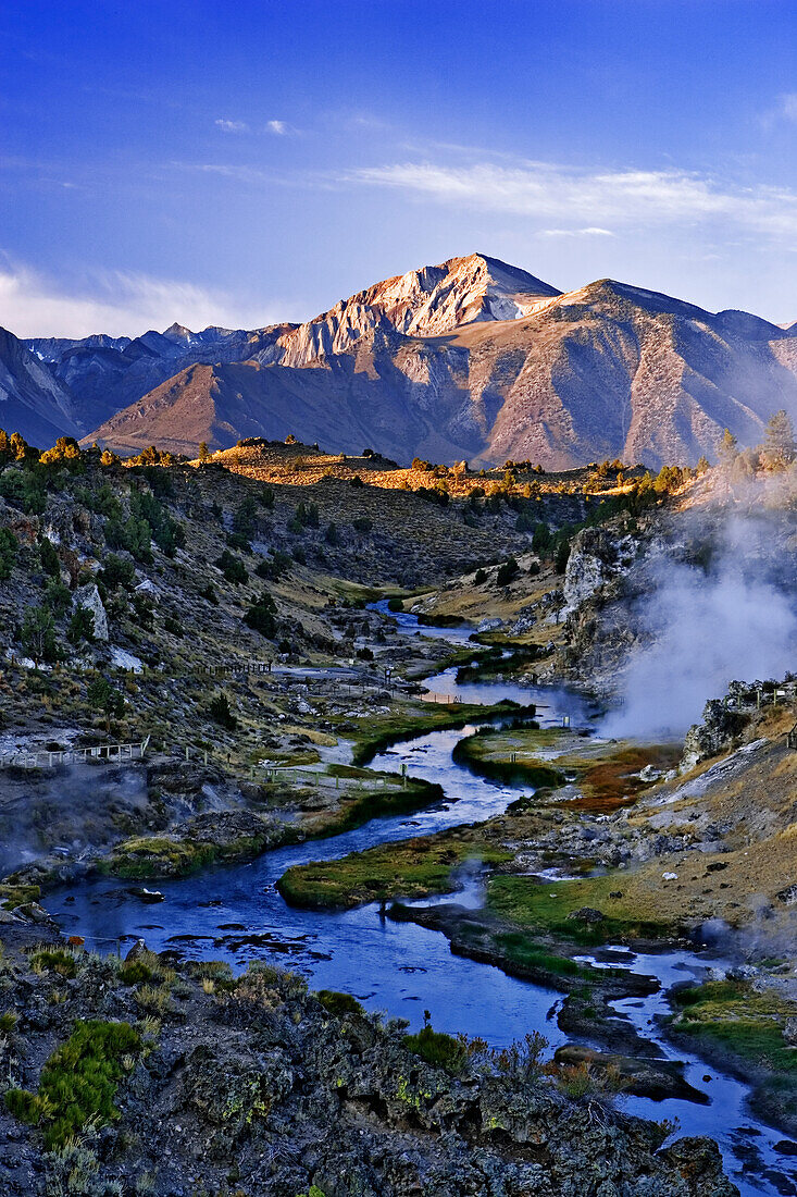 USA, Kalifornien, Berge der Sierra Nevada. Sonnenaufgang auf dem geothermischen Gebiet von Hot Creek