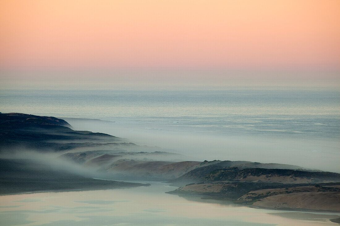 USA, Kalifornien, Moro Bay. Morgennebel auf Sanddünen und Ozean