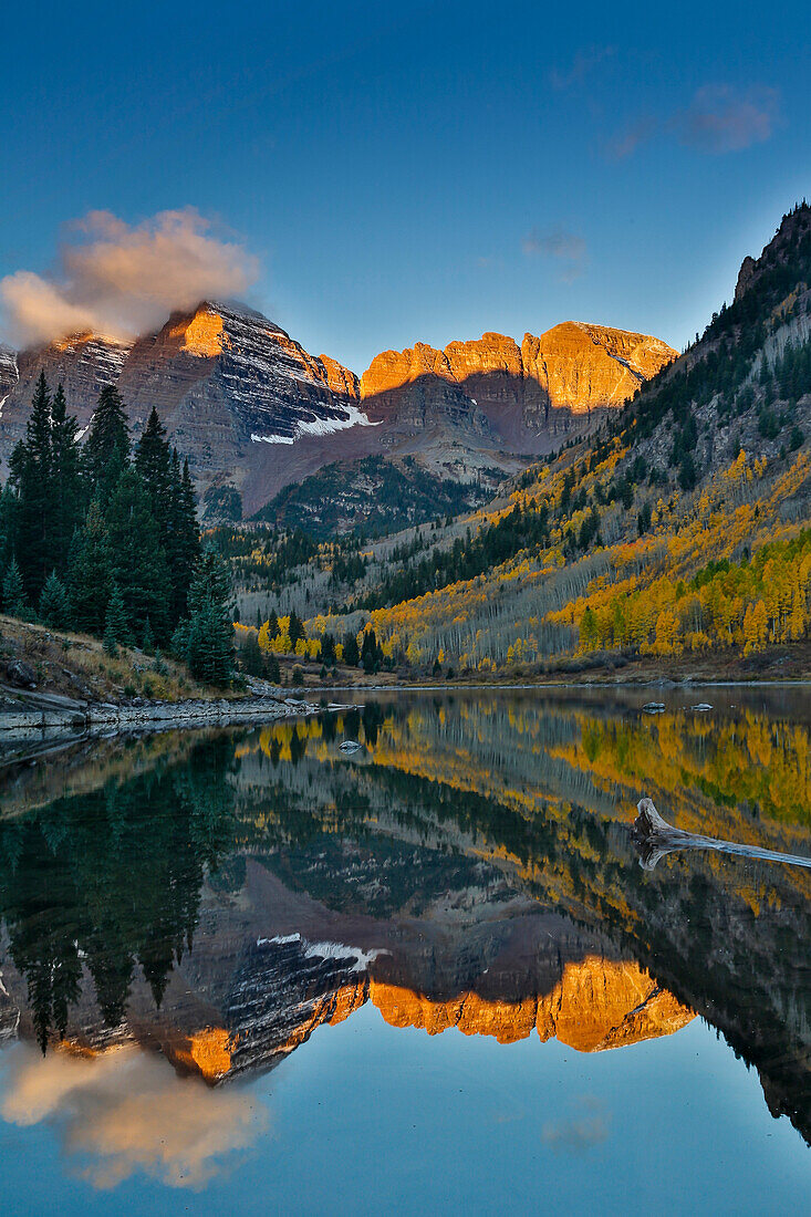 Sunrise, Maroon Bells Herbstfarben auf Espen mit Teichreflexion.