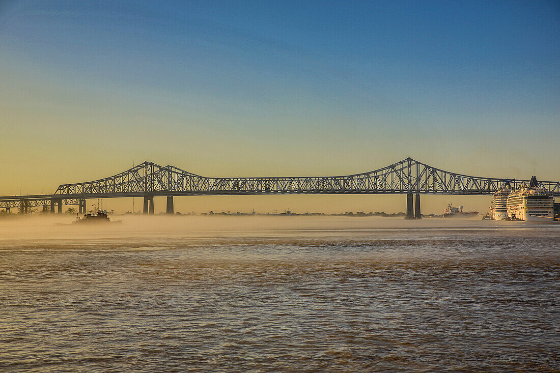 New Orleans, Louisiana. Nebel über dem Mississippi an der Crescent City Connection (CCC), Greater New Orleans Bridge