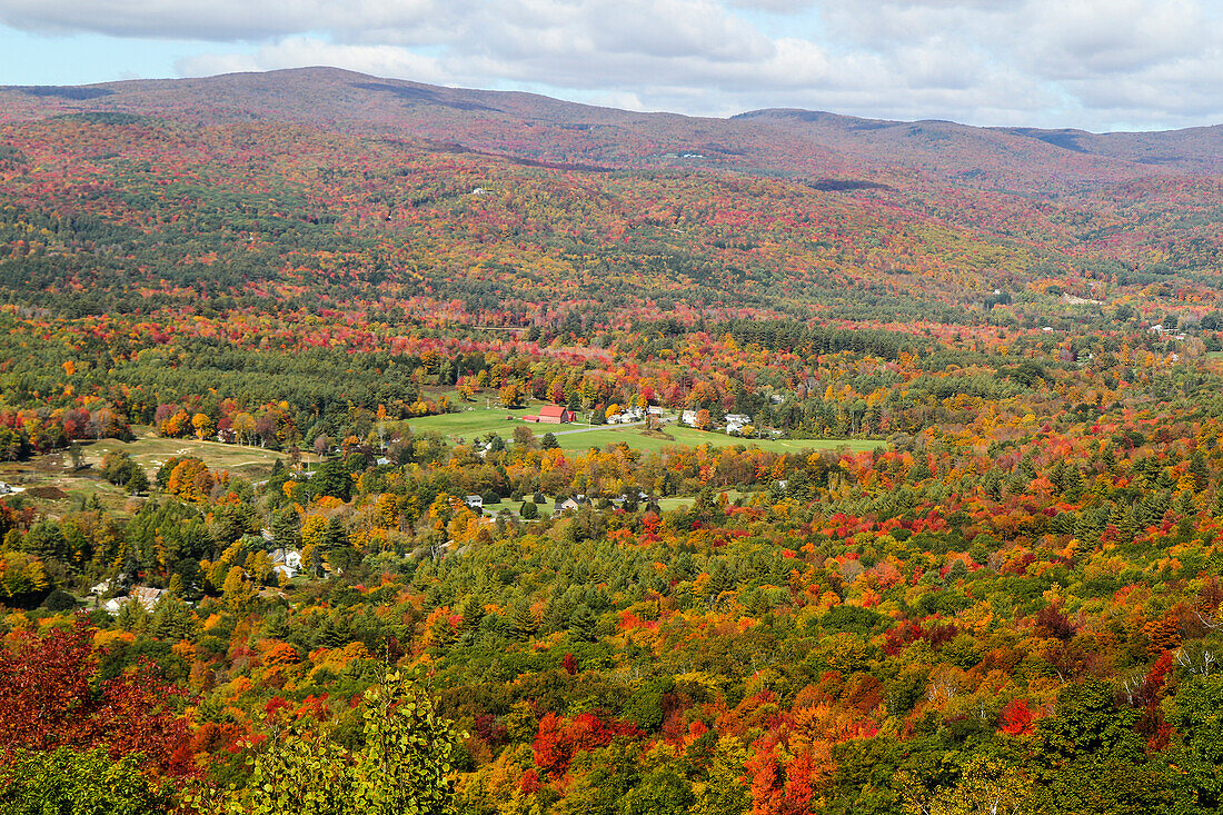 Blick auf die Herbstlandschaft von der Route 2 im Westen von Massachusetts, USA