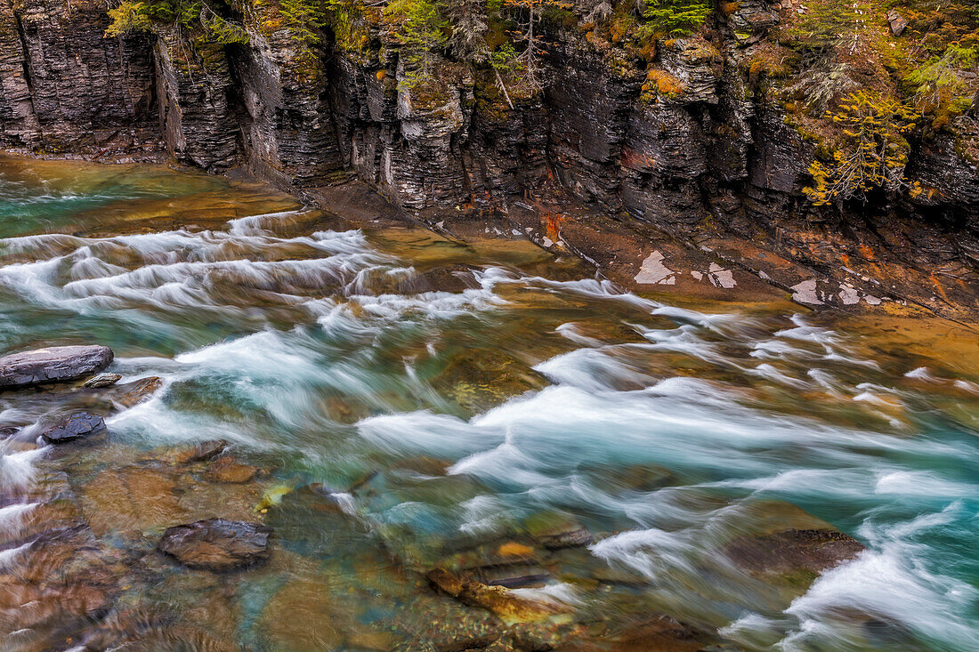 McDonald Creek im Frühjahr im Glacier National Park, Montana, USA