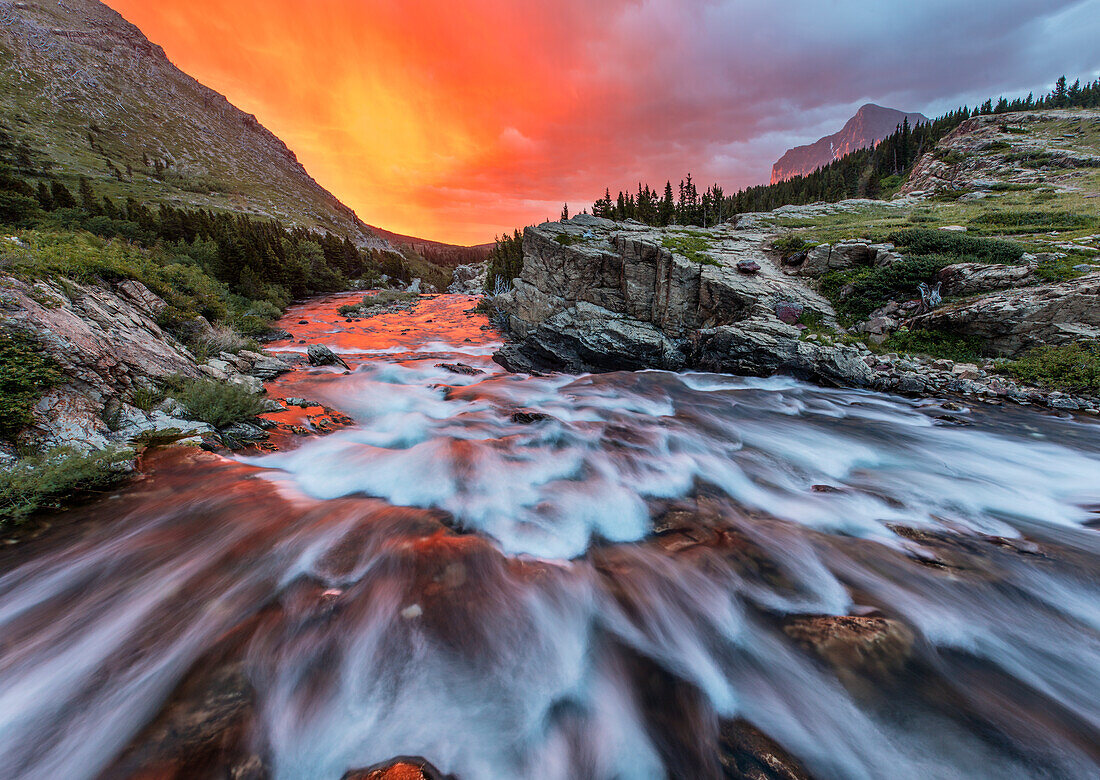 Brillanter Sonnenaufgang über Swiftcurrent Falls im Glacier National Park, Montana, USA