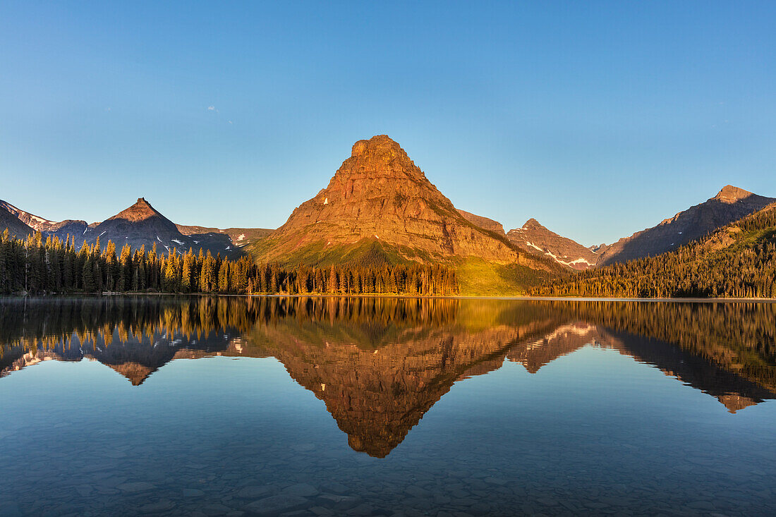 Ruhige Reflexion in Two Medicine Lake im Glacier National Park, Montana, USA