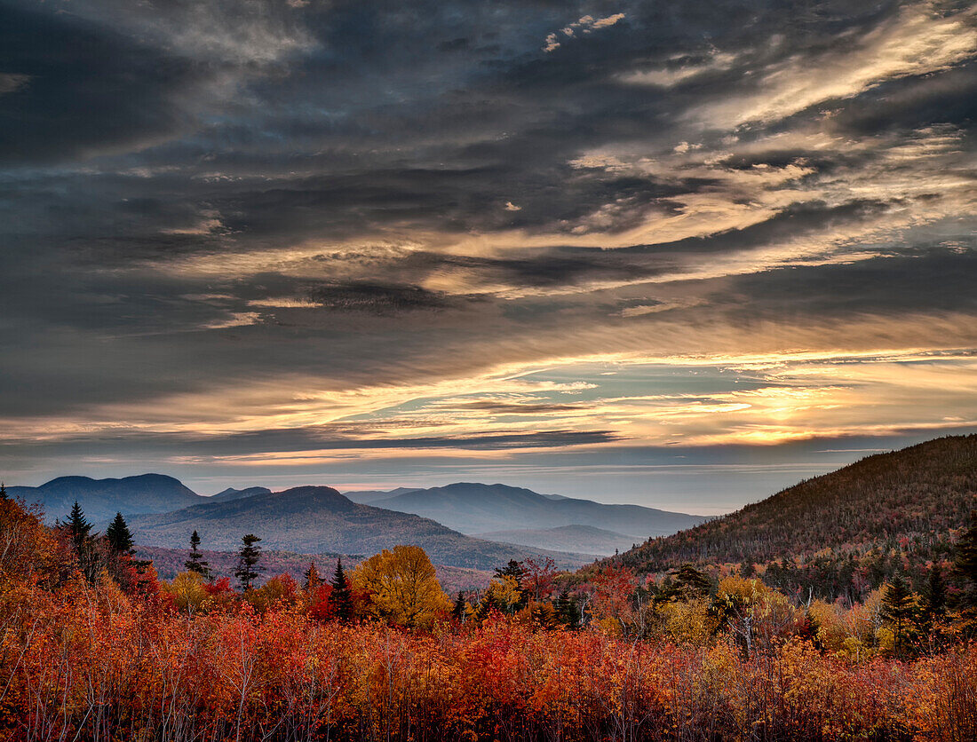 USA, New Hampshire, White Mountains, Sonnenaufgang vom Aussichtspunkt am Kancamagus Highway