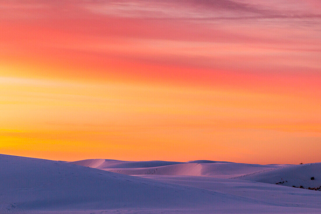 USA, New Mexico, White-Sands-Nationaldenkmal. Sonnenaufgang auf Wüstensand