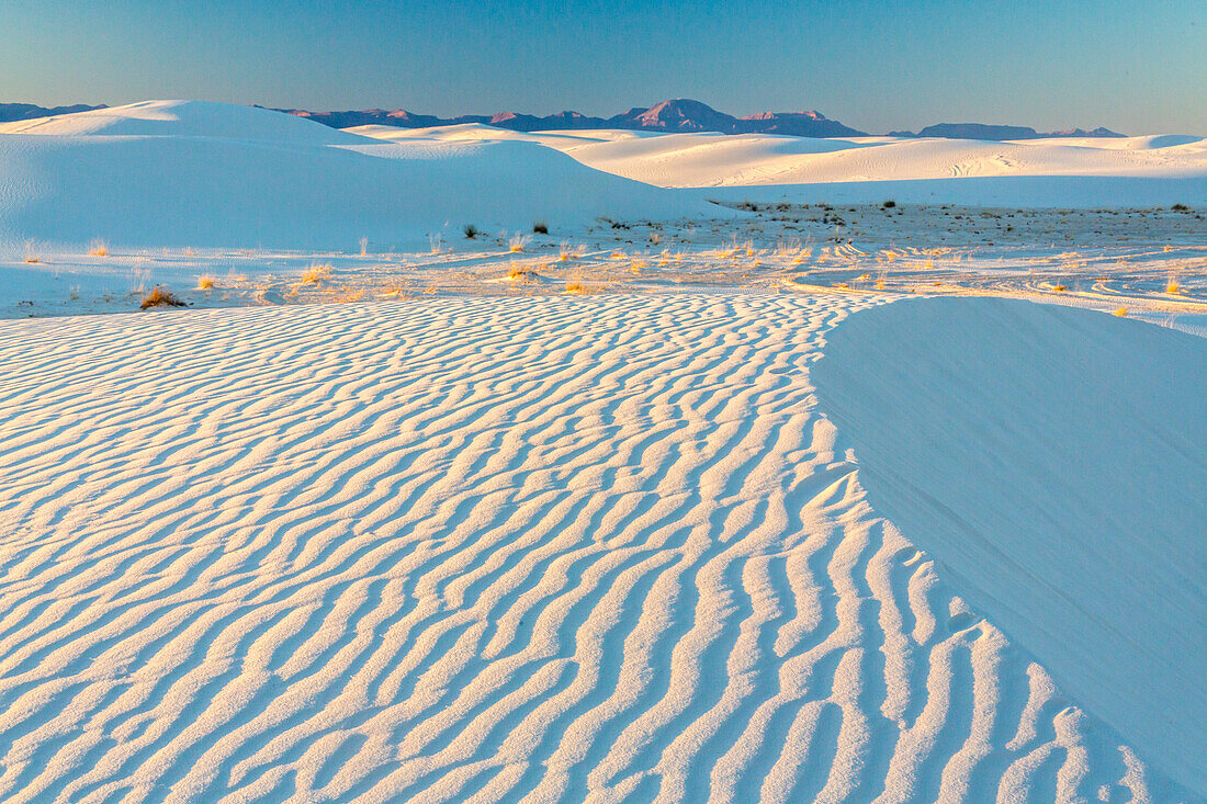 USA, New Mexico, White-Sands-Nationalpark. Sanddünen bei Sonnenaufgang