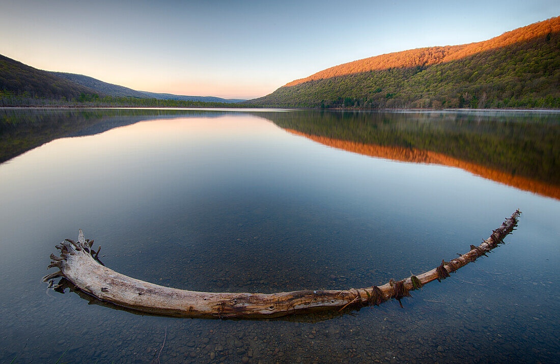 USA, Bundesstaat New York. Früher Frühlingsmorgen am Labrador Pond.