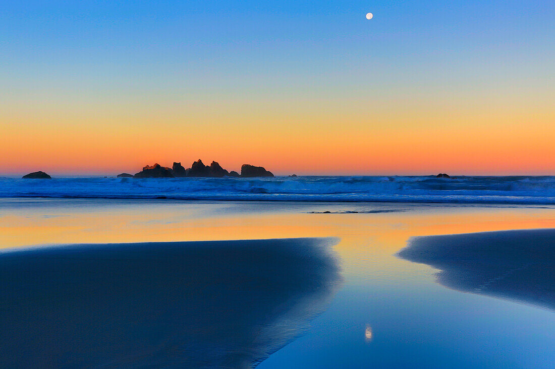USA, Oregon, Bandon. Strandmonduntergang bei Sonnenaufgang