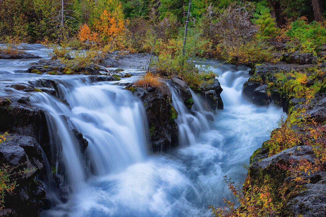 USA, Oregon, Rogue-Umpqua Scenic Byway. Der Upper Rogue River stürzt in eine enge Schlucht