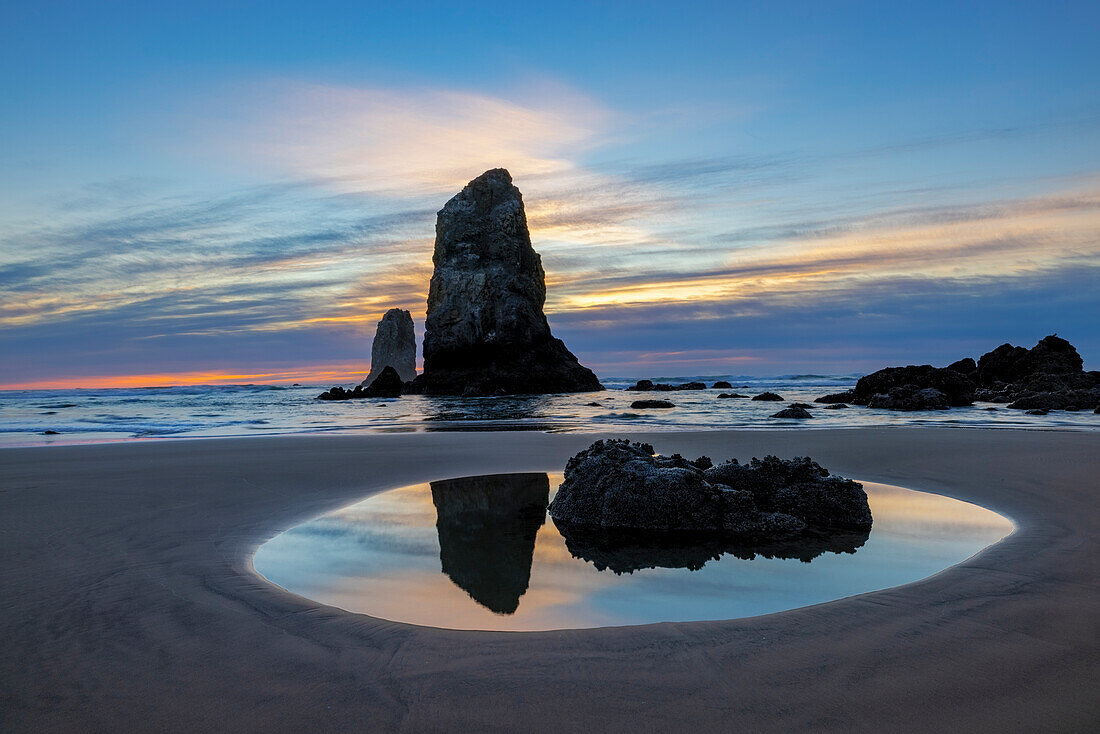Haystack Rock Pinnacles bei Ebbe in Cannon Beach, Oregon, USA