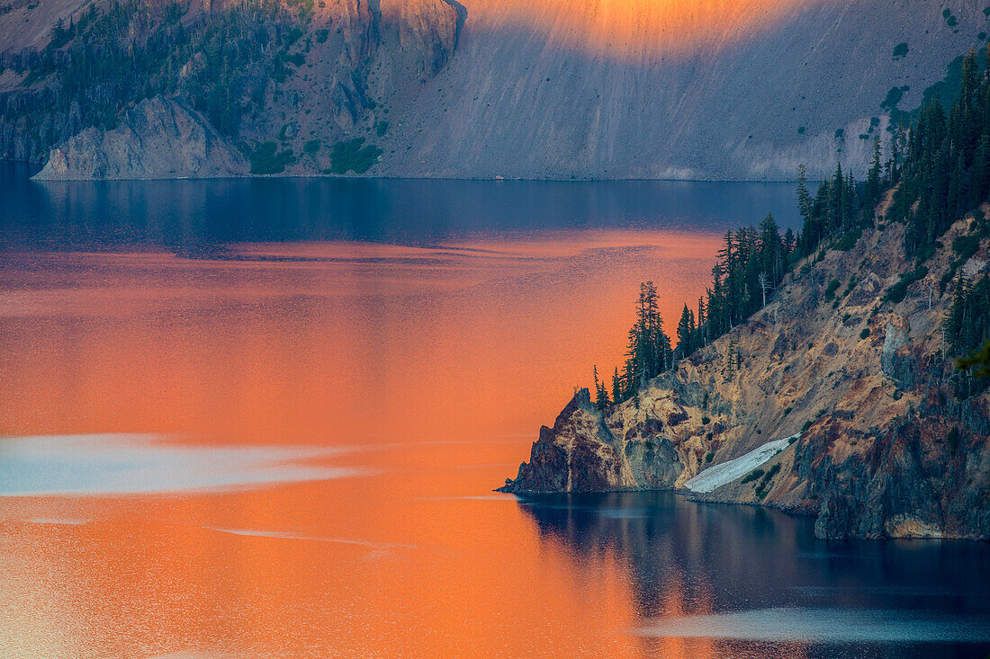 Sonnenuntergang färbt das Wasser im Crater Lake National Park, Oregon, USA