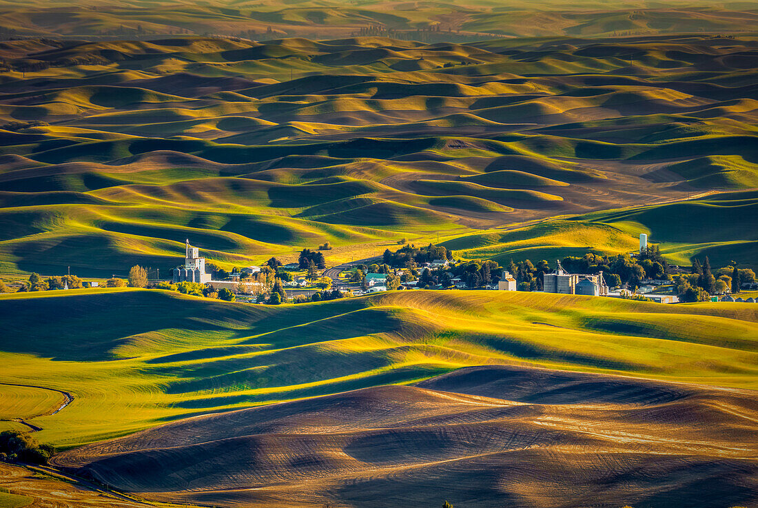 USA, Staat Washington, Palouse. Steptoe Village und Ackerland bei Sonnenuntergang