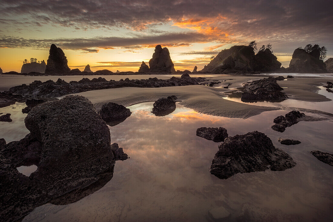 USA, Staat Washington, Olympic-Nationalpark. Sonnenaufgang am Küstenstrand und Felsen