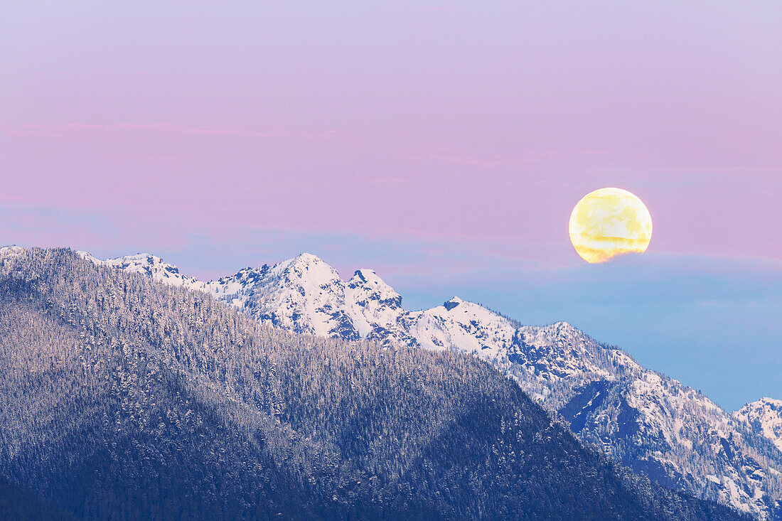 USA, Staat Washington. Monduntergang über den Olympic Mountains bei Sonnenaufgang.