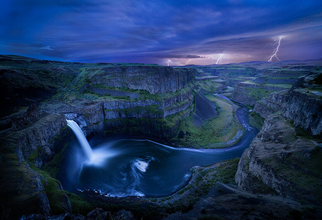 USA, Staat Washington. Palouse Falls in der Abenddämmerung mit einem nahenden Gewitter im Palouse Falls State Park.