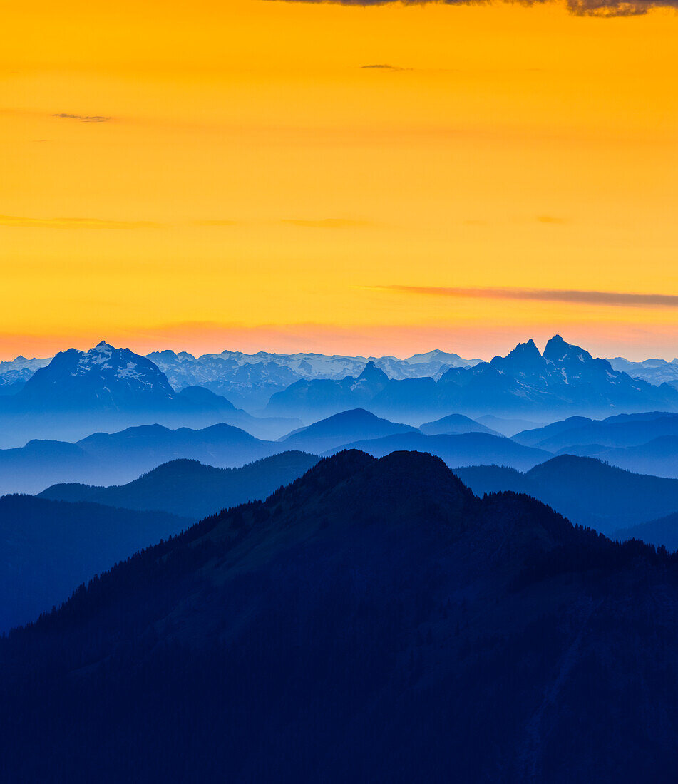 USA, Staat Washington. Blick nach Norden von der Skyline Divide in den North Cascades in der Nähe von Mt. Baker. Prominente Gipfel sind Judge Howay und Robie Reid in Kanada.
