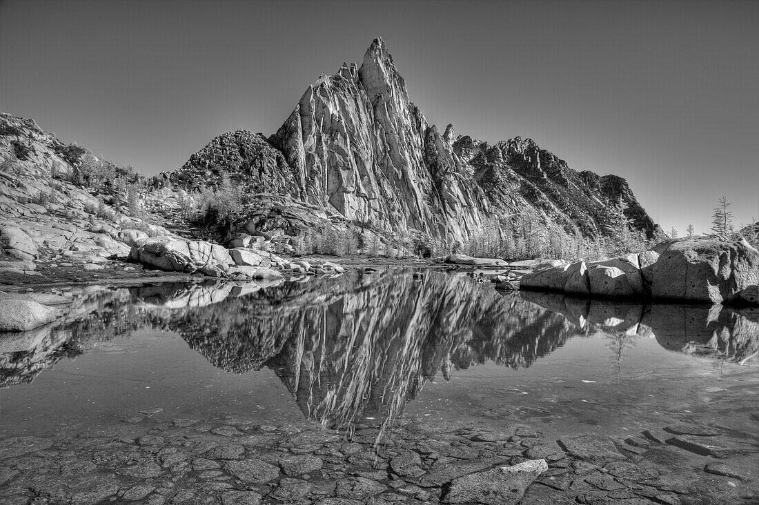 USA, Staat Washington. Alpine Lakes Wilderness, Enchantment Lakes, Prusik Peak, der sich im Gnome Tarn widerspiegelt.