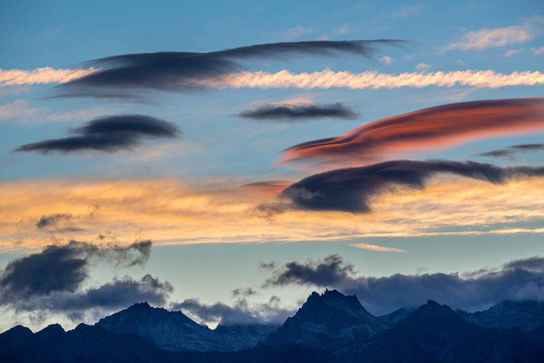 USA, Staat Washington, Leavenworth. Bunte Wolken bei Sonnenuntergang über den Bergen.