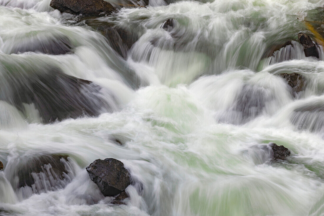 Fließendes Wasser im Firehole River, Yellowstone-Nationalpark, Wyoming