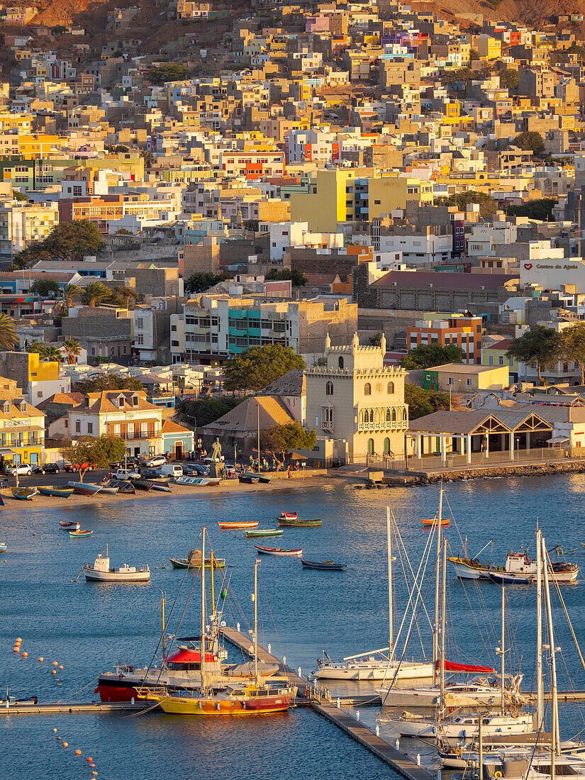 Stadtansicht und Blick auf den Jachthafen und den Hafen. Stadt Mindelo, eine Hafenstadt auf der Insel Sao Vicente, Kap Verde. Afrika
